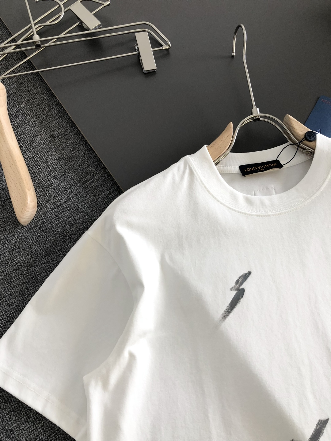 1V 2026SS春夏最新款圆领时尚手绘短袖T恤，官网同步，专柜纯棉面料！贴肤舒适，耐看又好穿，经典简约