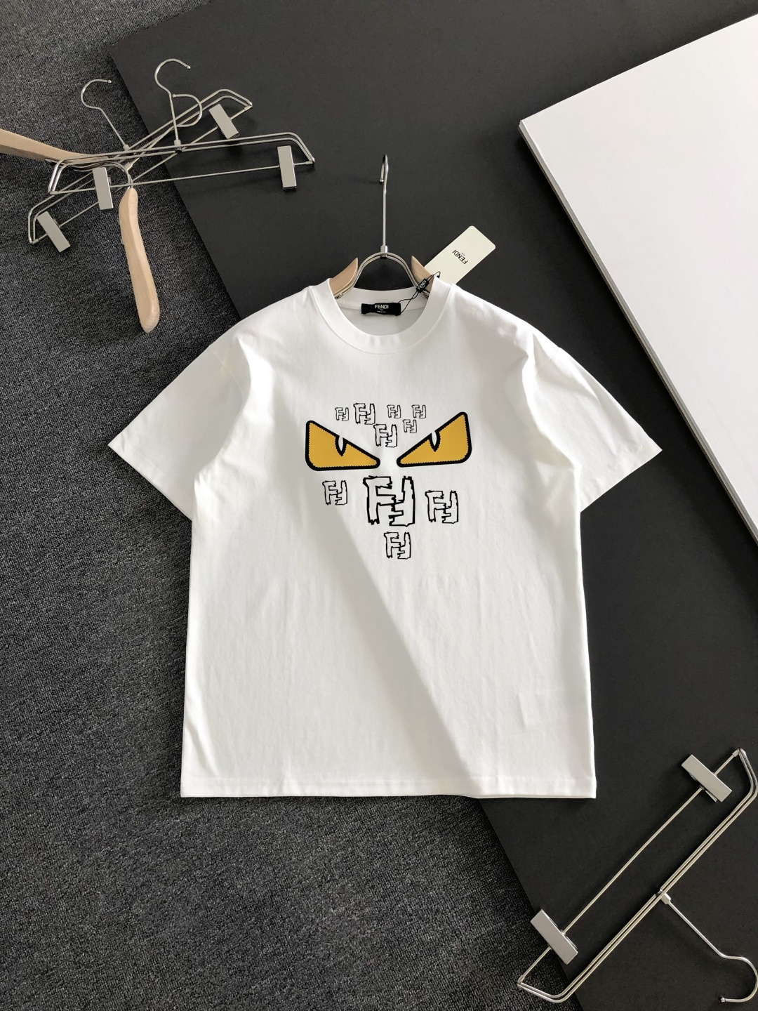 FD 2026SS春夏最新款圆领时尚短袖T恤，官网同步，专柜纯棉面料！贴肤舒适，耐看又好穿，经典简约lo