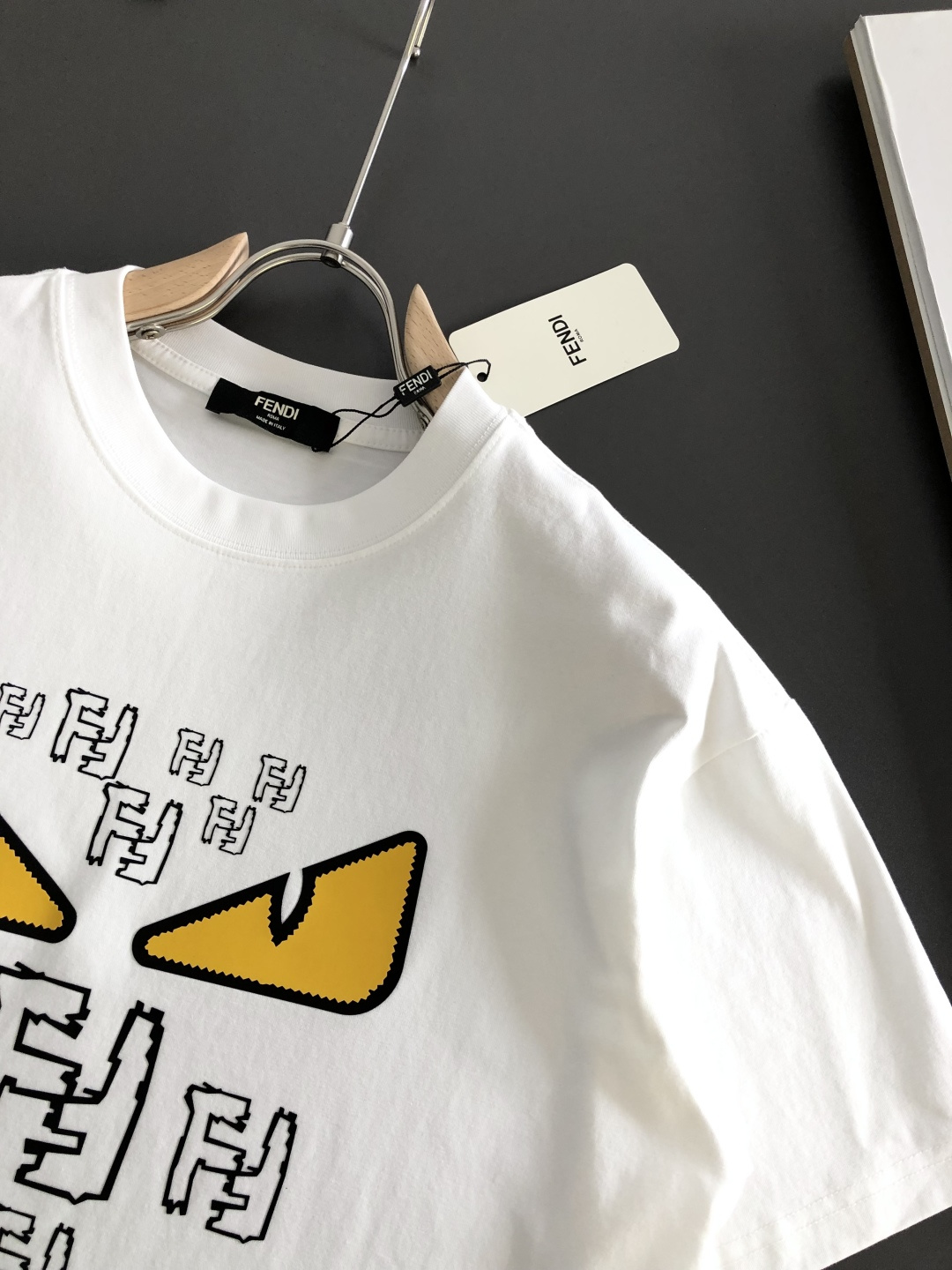 FD 2026SS春夏最新款圆领时尚短袖T恤，官网同步，专柜纯棉面料！贴肤舒适，耐看又好穿，经典简约lo