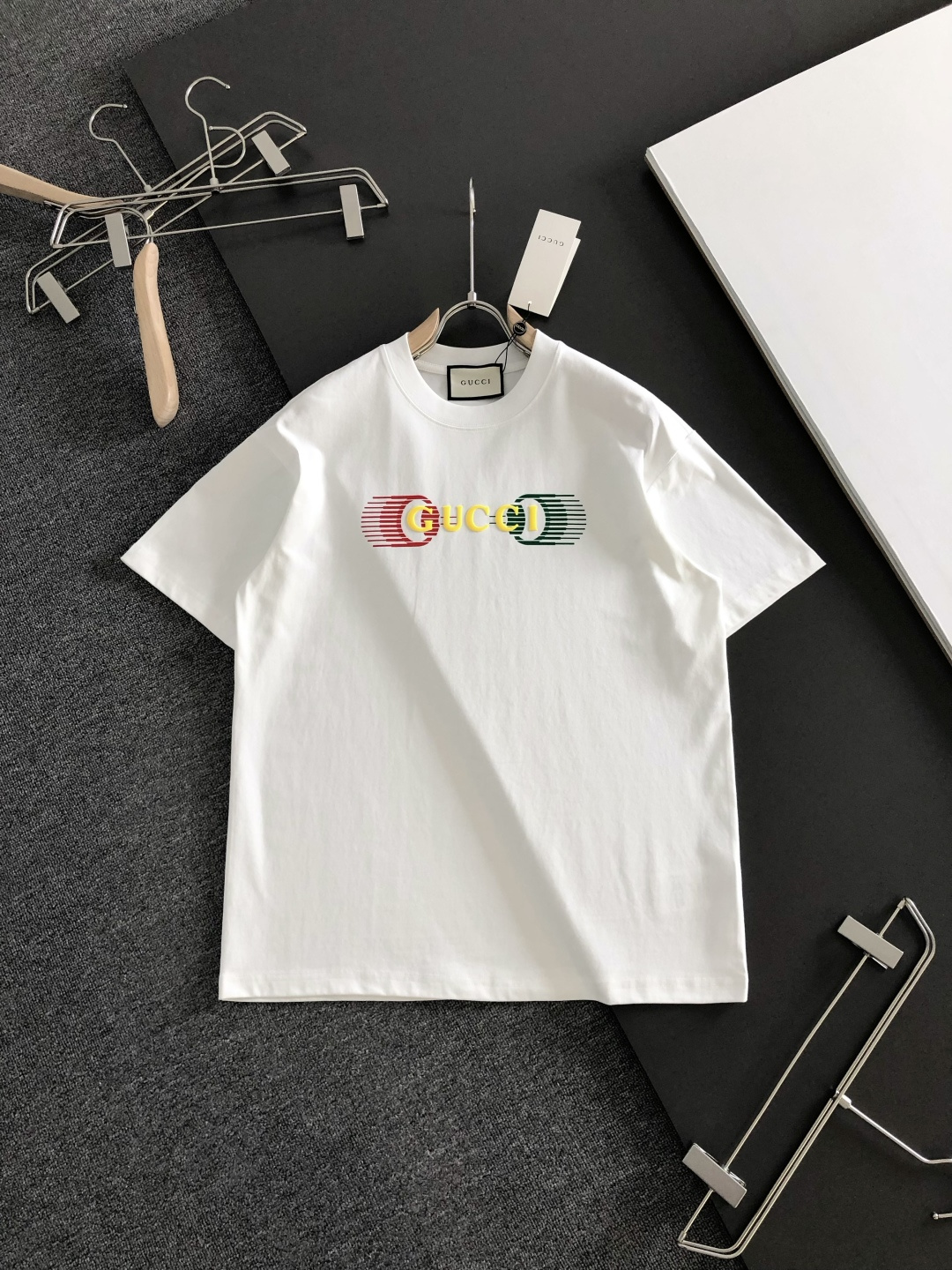 NO:733850,GUC 2026SS early spring new round neck T-shirt, custom-woven and dyed pure cotton 300 grams of heavy-wash water fabric, fine workmanship. Same style for men and women, loose shoulder design, fashionable and elegant. Sizes S-XXXL, gucci, tees, t-shirt,19860909GUC 2026SS早春新款圆领T恤,定织定染纯棉300克重洗水面料,做工精细.男女同款宽松落肩版型,时尚大气.尺码S-XXXL,,gucci,tees，t-shirt,,Men's clothing