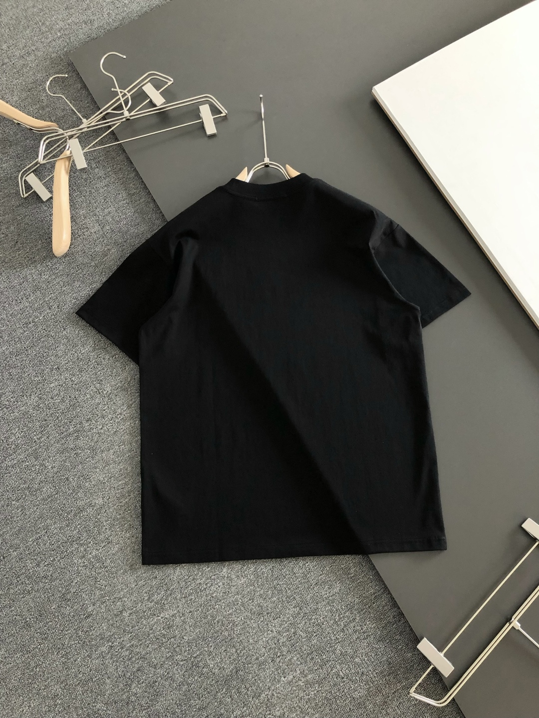 BAL 2026SS早春新款圆领T恤，定织定染纯棉300克重洗水面料，做工精细。男女同款宽松落肩版型，时