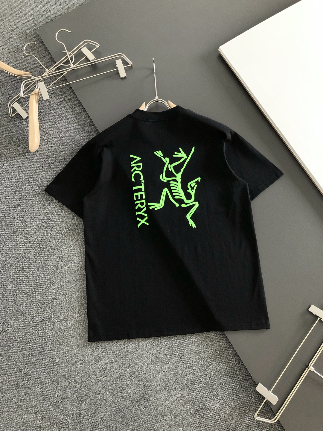ACR 2026SS早春新款圆领T恤，定织定染纯棉300克重洗水面料，做工精细。男女同款宽松落肩版型，时