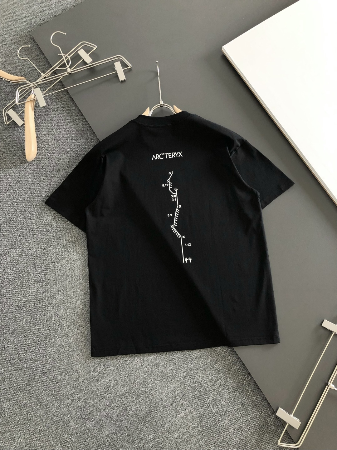 ARC 2026SS早春新款圆领T恤，定织定染纯棉300克重洗水面料，做工精细。男女同款宽松落肩版型，时