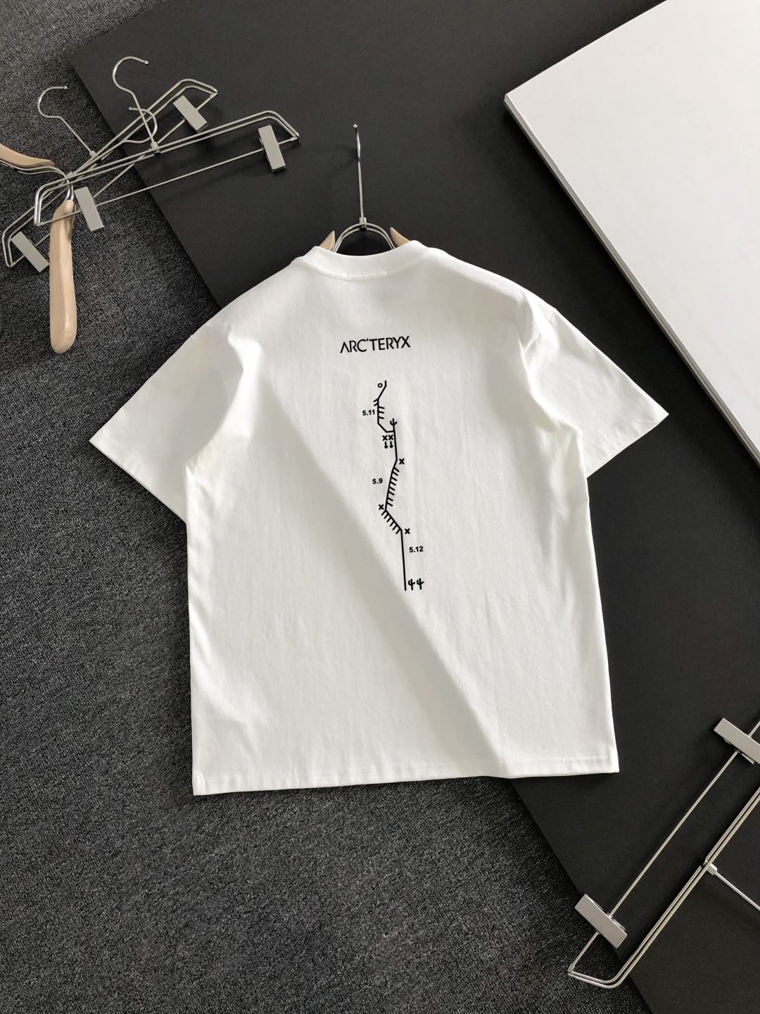 ARC 2026SS早春新款圆领T恤，定织定染纯棉300克重洗水面料，做工精细。男女同款宽松落肩版型，时