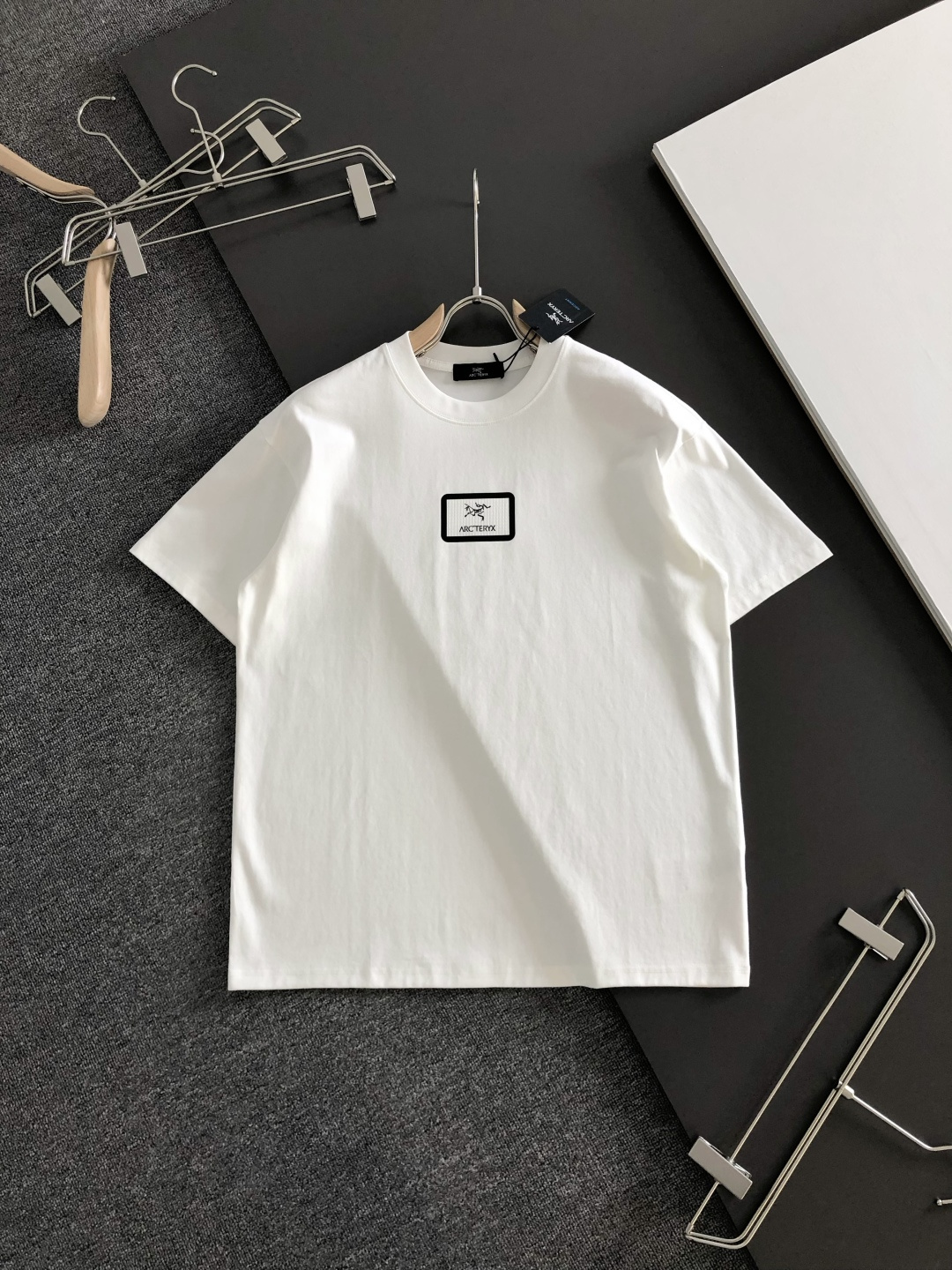 ARC 2026SS早春新款圆领T恤，定织定染纯棉300克重洗水面料，做工精细。男女同款宽松落肩版型，时