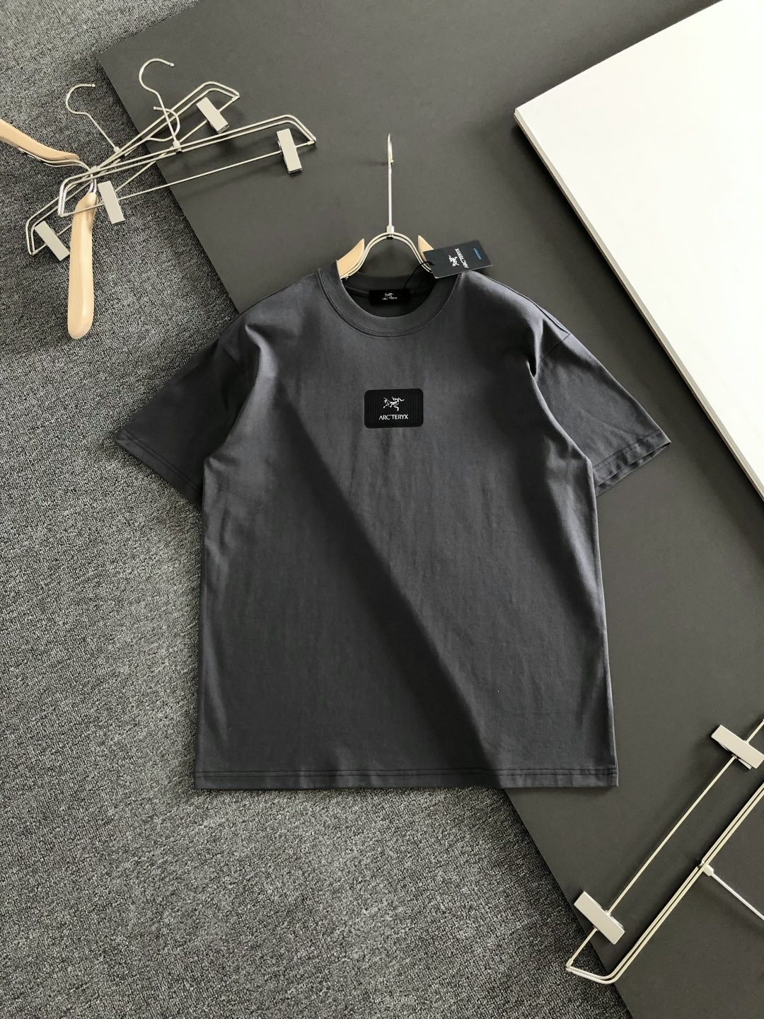 ARC 2026SS早春新款圆领T恤，定织定染纯棉300克重洗水面料，做工精细。男女同款宽松落肩版型，时