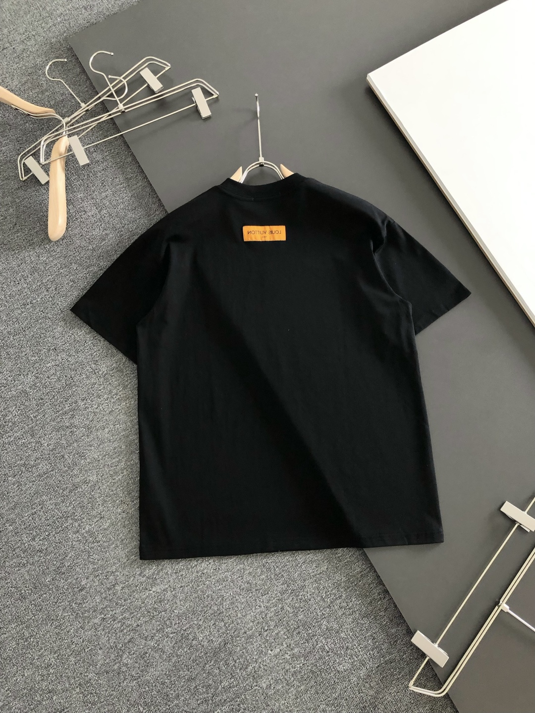 1V 2026SS早春新款圆领T恤，定织定染纯棉300克重洗水面料，做工精细。男女同款宽松落肩版型，时尚