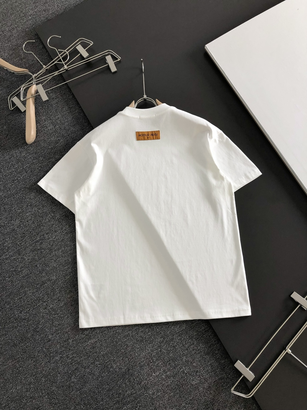 1V 2026SS早春新款圆领T恤，定织定染纯棉300克重洗水面料，做工精细。男女同款宽松落肩版型，时尚