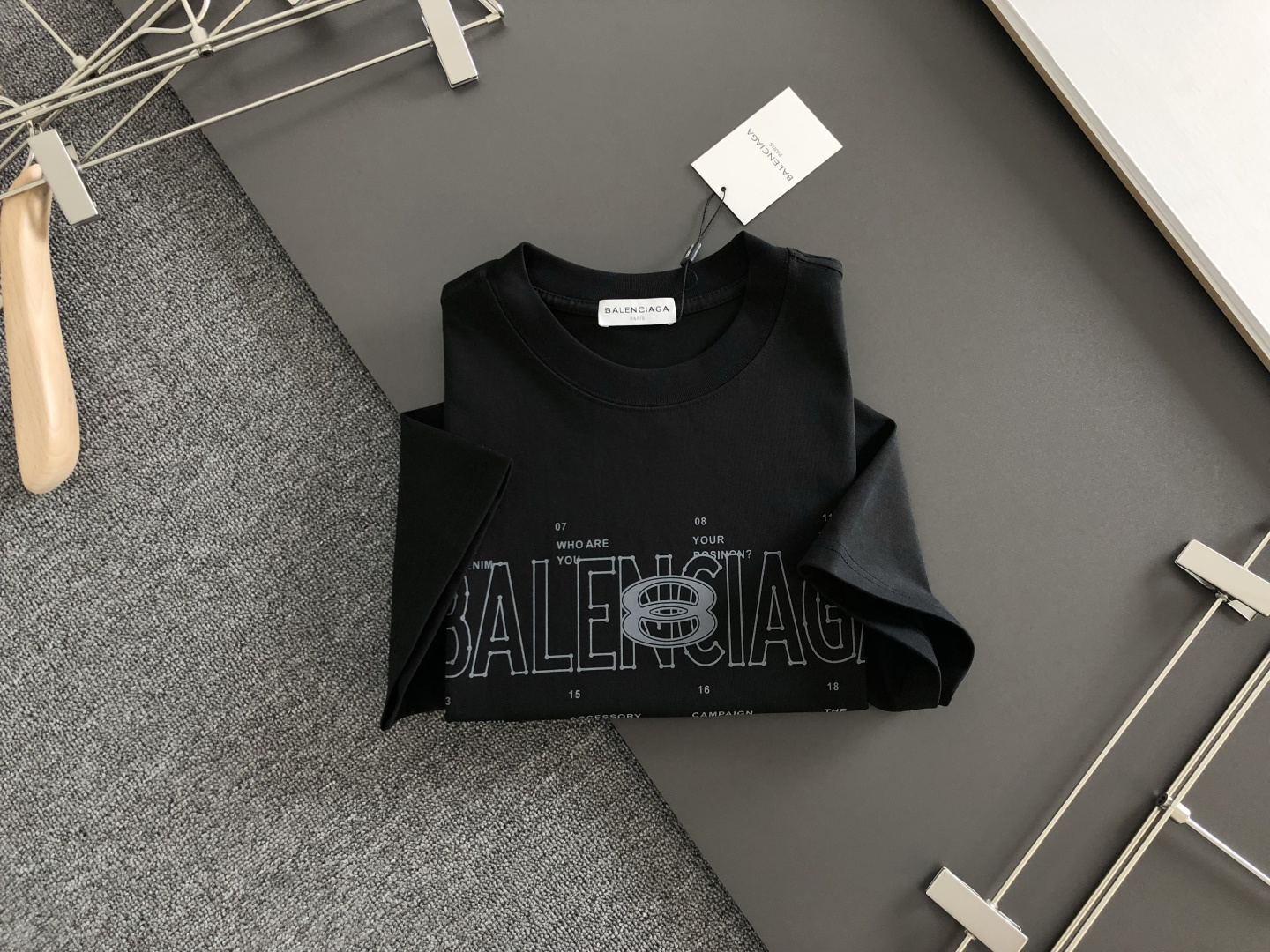 BAL 2026SS早春新款圆领T恤，定织定染纯棉300克重洗水面料，做工精细。男女同款宽松落肩版型，时