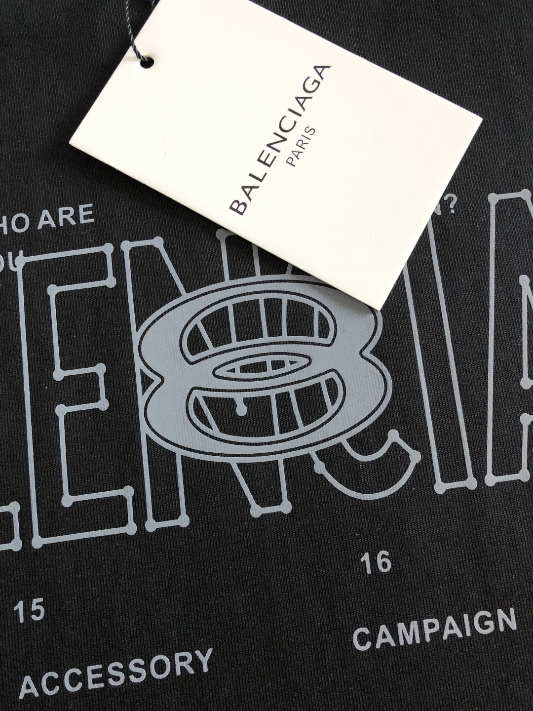 BAL 2026SS早春新款圆领T恤，定织定染纯棉300克重洗水面料，做工精细。男女同款宽松落肩版型，时