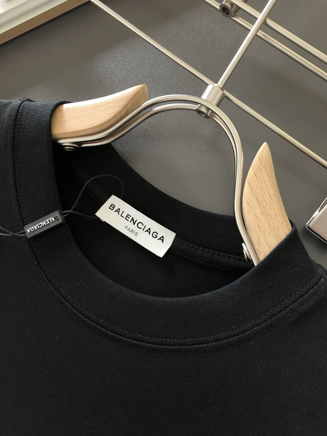 BAL 2026SS早春新款圆领T恤，定织定染纯棉300克重洗水面料，做工精细。男女同款宽松落肩版型，时