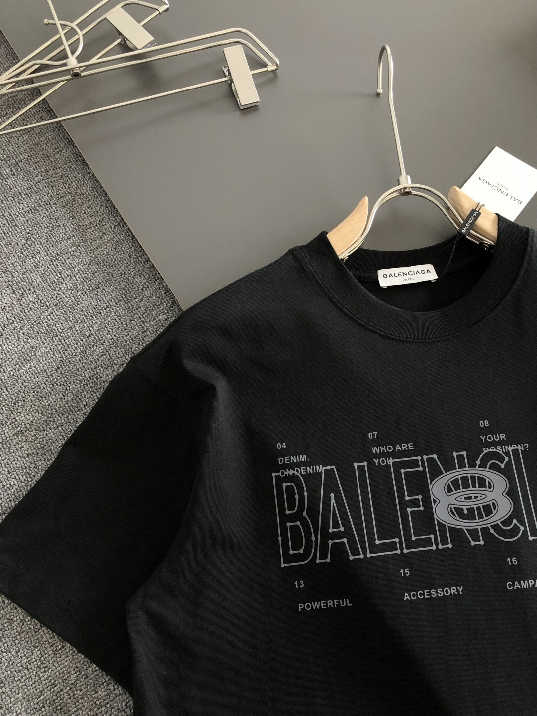 BAL 2026SS早春新款圆领T恤，定织定染纯棉300克重洗水面料，做工精细。男女同款宽松落肩版型，时