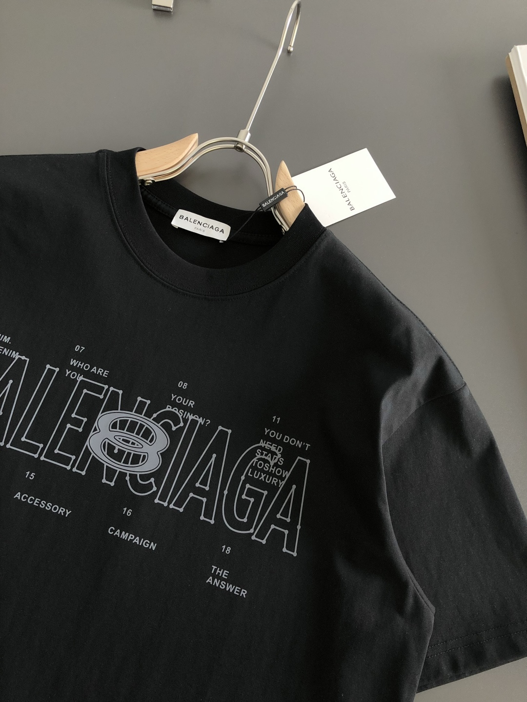 BAL 2026SS早春新款圆领T恤，定织定染纯棉300克重洗水面料，做工精细。男女同款宽松落肩版型，时