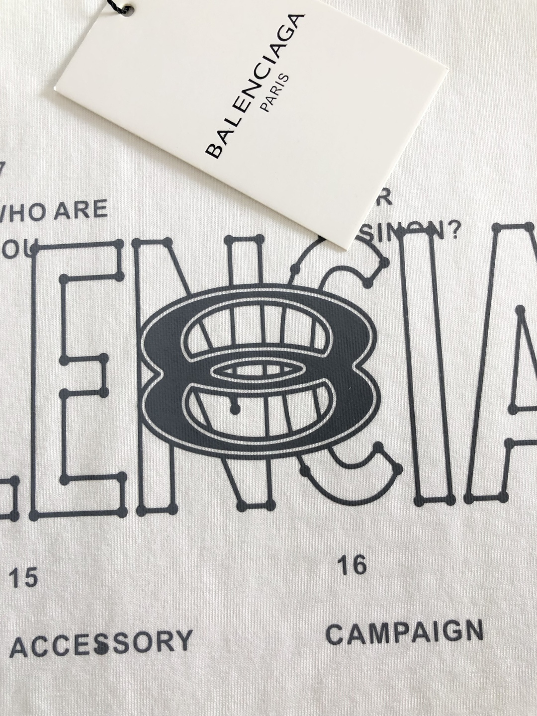 BAL 2026SS早春新款圆领T恤，定织定染纯棉300克重洗水面料，做工精细。男女同款宽松落肩版型，时