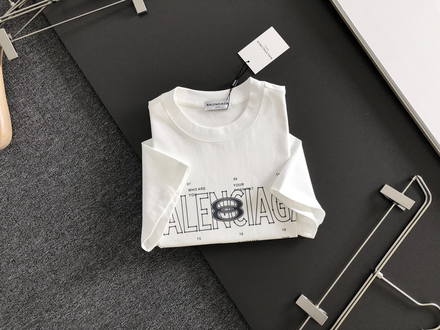 BAL 2026SS早春新款圆领T恤，定织定染纯棉300克重洗水面料，做工精细。男女同款宽松落肩版型，时