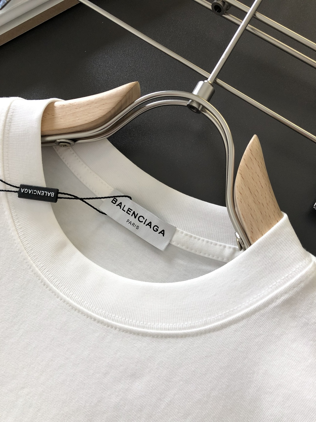 BAL 2026SS早春新款圆领T恤，定织定染纯棉300克重洗水面料，做工精细。男女同款宽松落肩版型，时