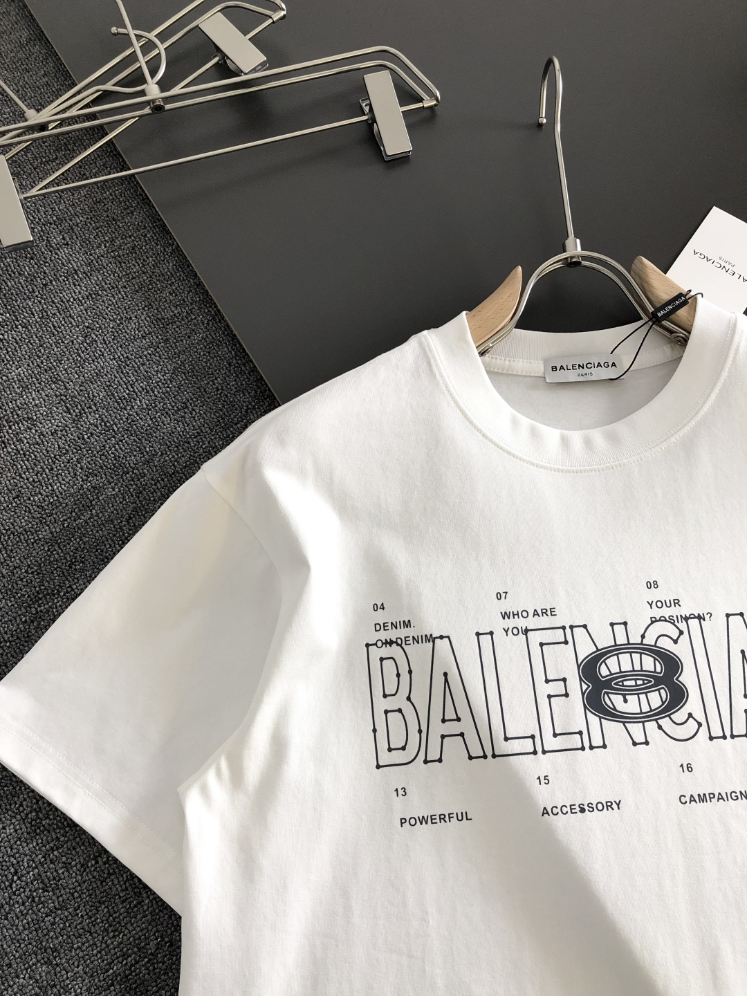 BAL 2026SS早春新款圆领T恤，定织定染纯棉300克重洗水面料，做工精细。男女同款宽松落肩版型，时