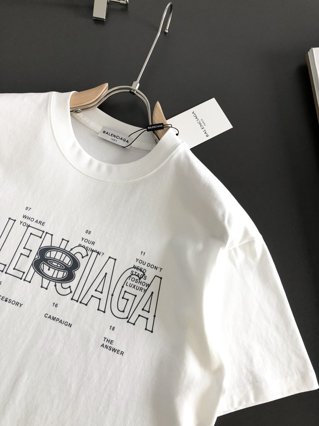 BAL 2026SS早春新款圆领T恤，定织定染纯棉300克重洗水面料，做工精细。男女同款宽松落肩版型，时