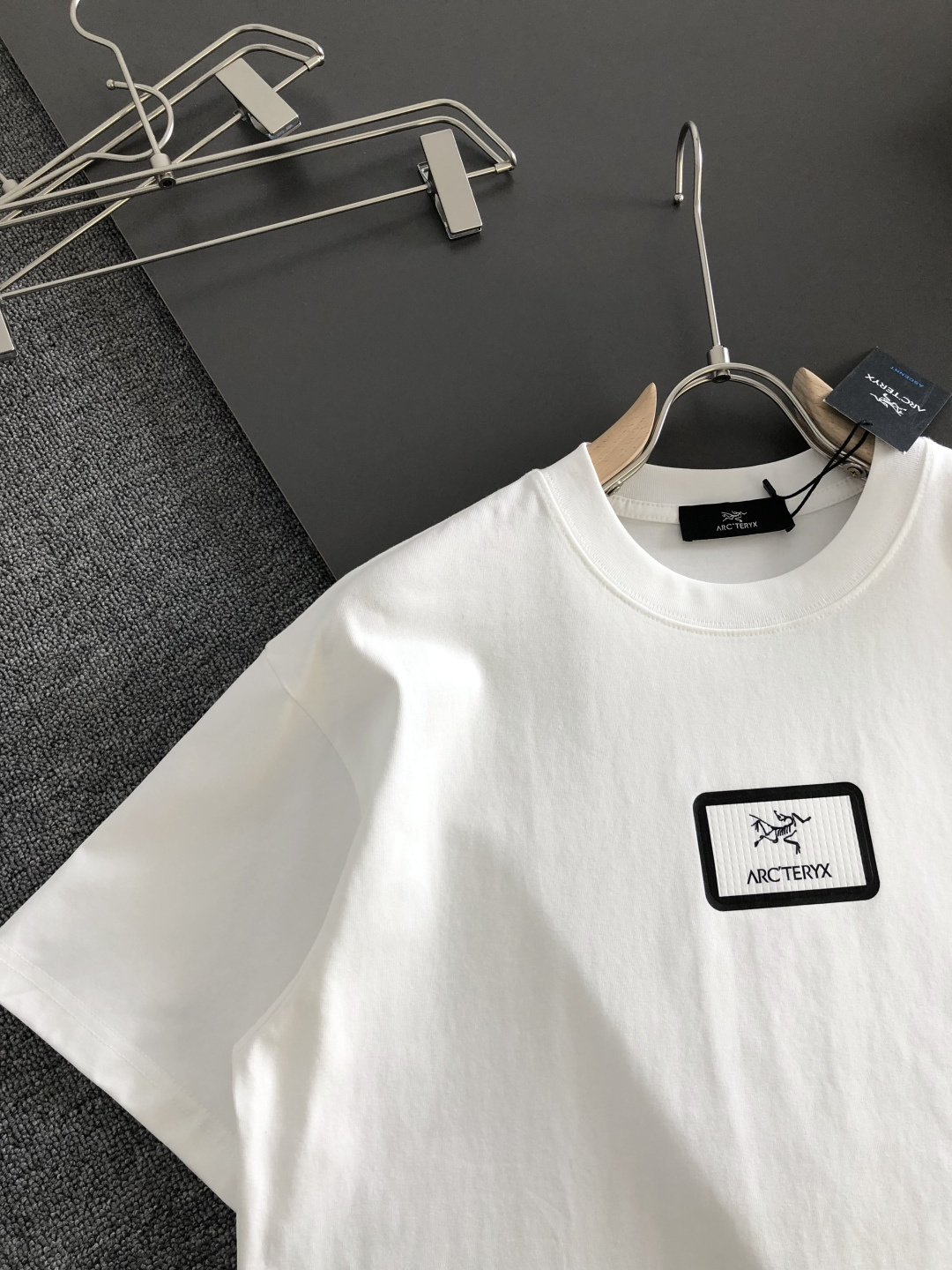 ARC 2026SS早春新款圆领T恤，定织定染纯棉300克重洗水面料，做工精细。男女同款宽松落肩版型，时