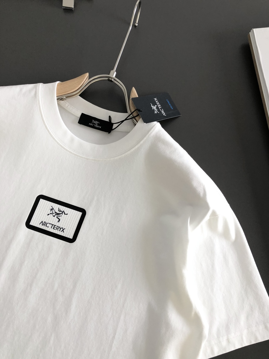 ARC 2026SS早春新款圆领T恤，定织定染纯棉300克重洗水面料，做工精细。男女同款宽松落肩版型，时