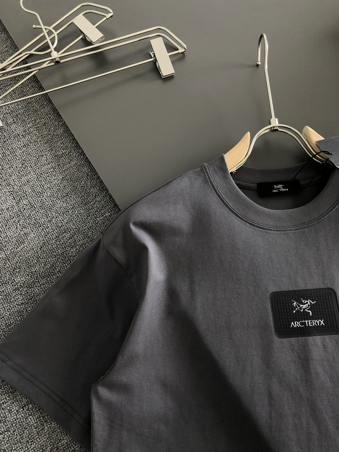 ARC 2026SS早春新款圆领T恤，定织定染纯棉300克重洗水面料，做工精细。男女同款宽松落肩版型，时