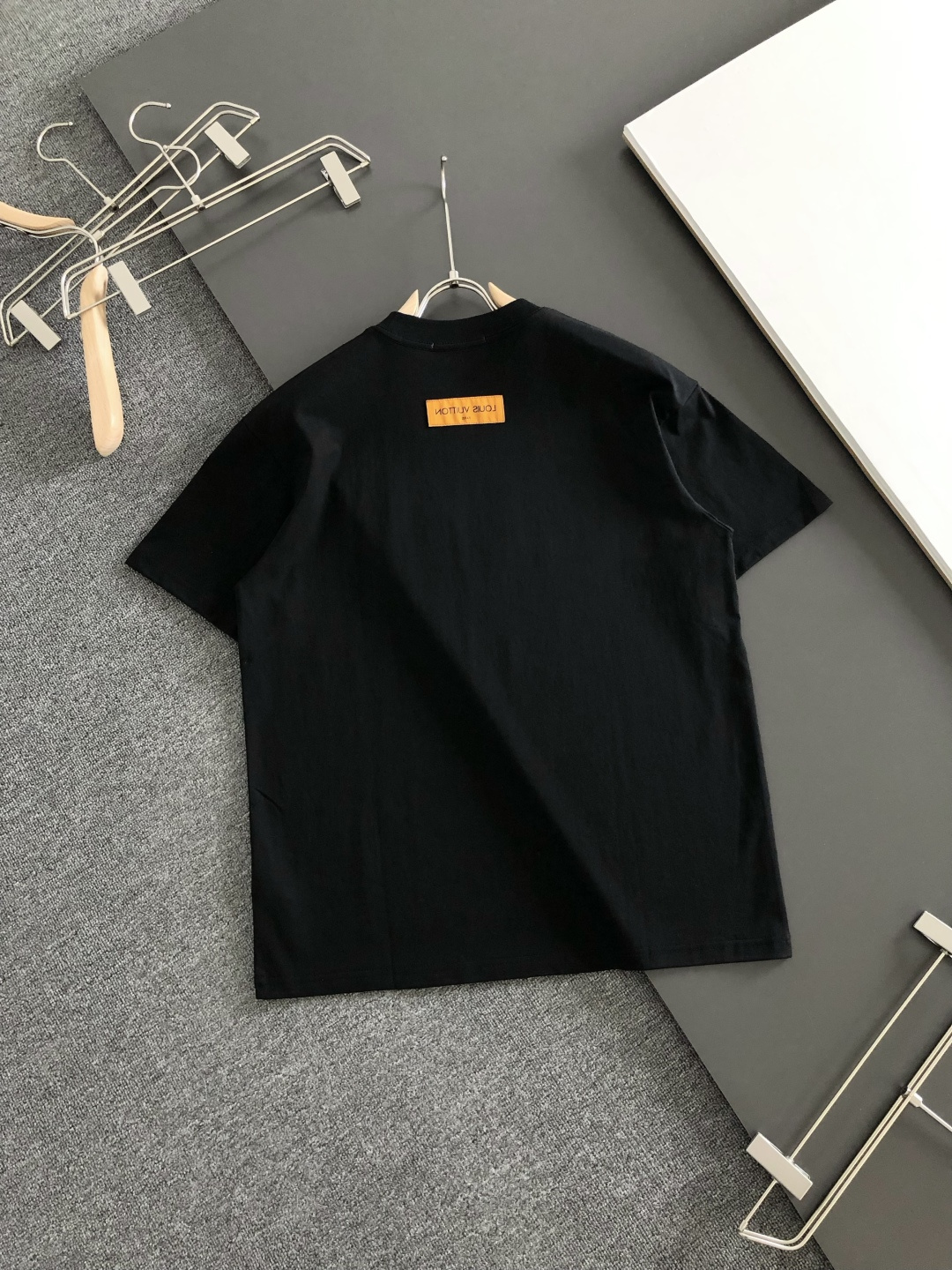 1V 2026SS早春新款圆领T恤，定织定染纯棉300克重洗水面料，做工精细。男女同款宽松落肩版型，时尚