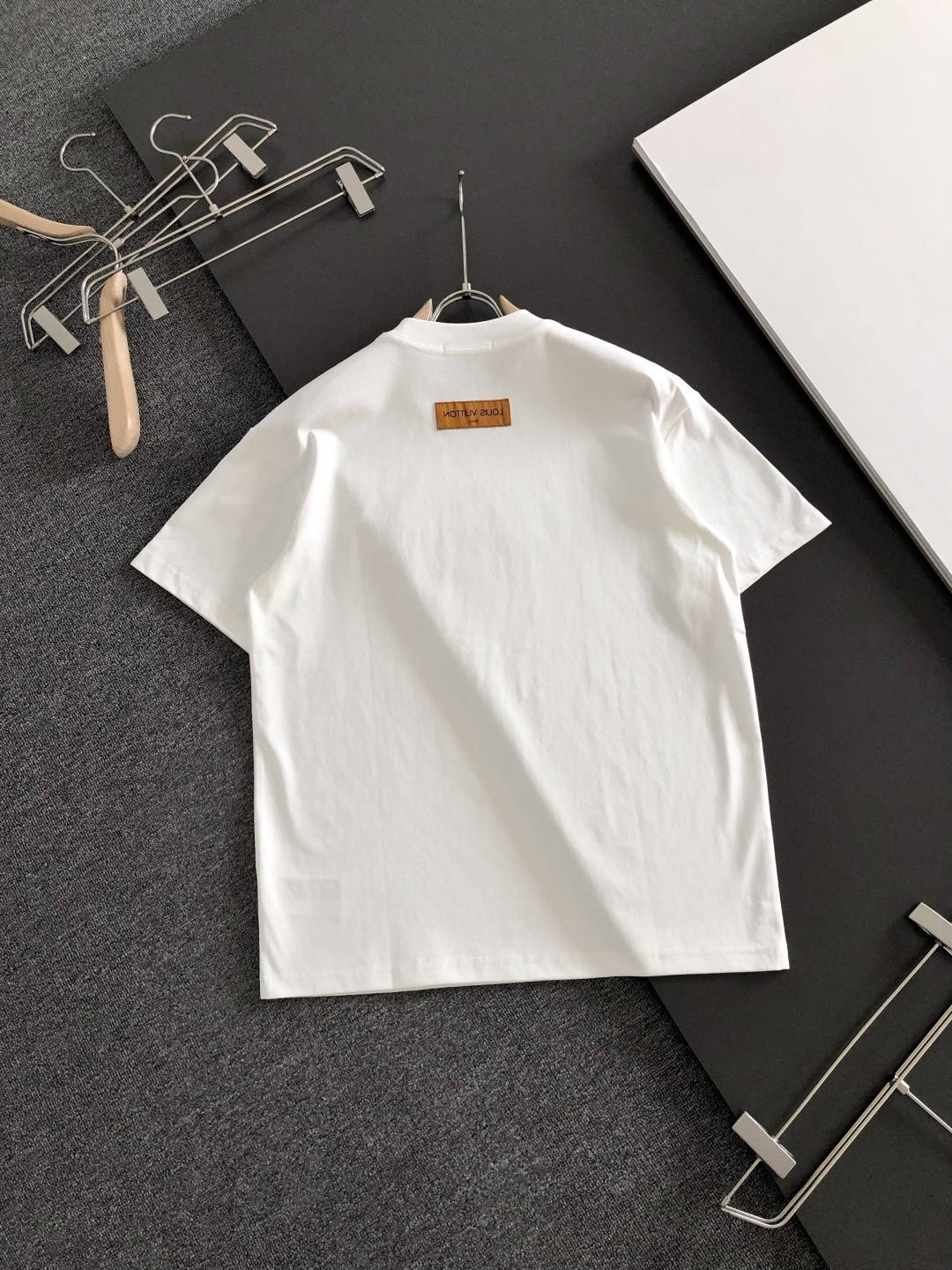 1V 2026SS早春新款圆领T恤，定织定染纯棉300克重洗水面料，做工精细。男女同款宽松落肩版型，时尚