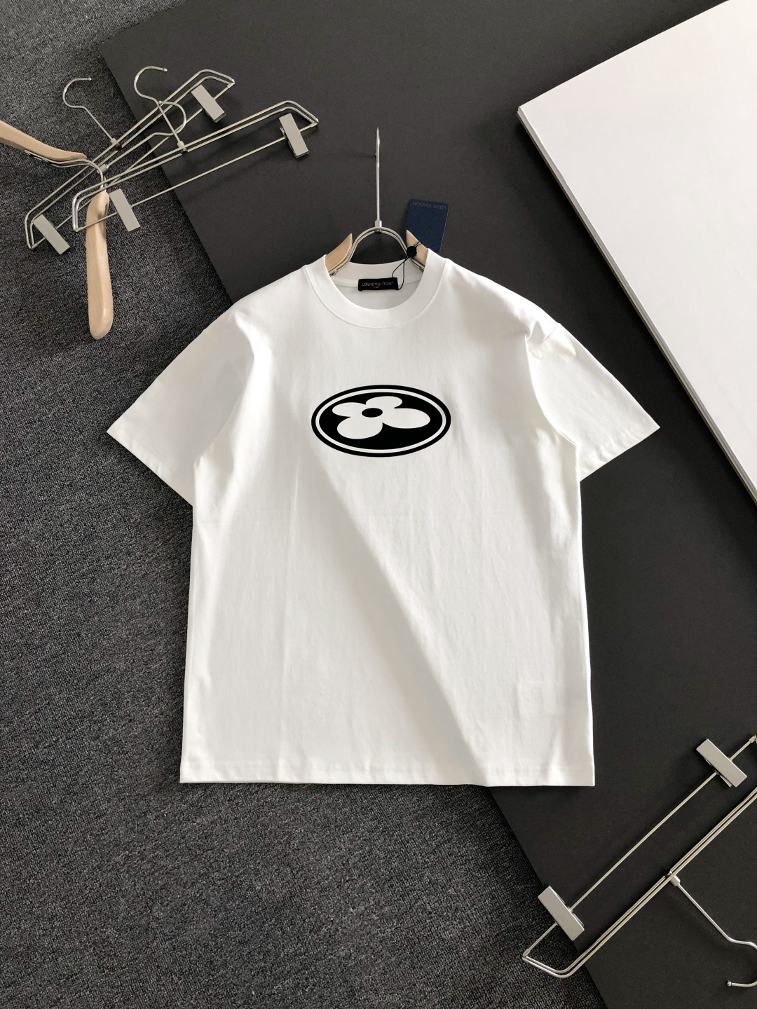 NO:733845,1V 2026SS early spring new round neck T-shirt, custom-woven and dyed pure cotton 300g heavy-washed fabric, fine workmanship. The same style for men and women, loose shoulder design, fashionable and elegant. Sizes S-XXXL,, tees, t-shirt,198609091V 2026SS早春新款圆领T恤,定织定染纯棉300克重洗水面料,做工精细.男女同款宽松落肩版型,时尚大气.尺码S-XXXL,,tees，t-shirt,,Men's clothing