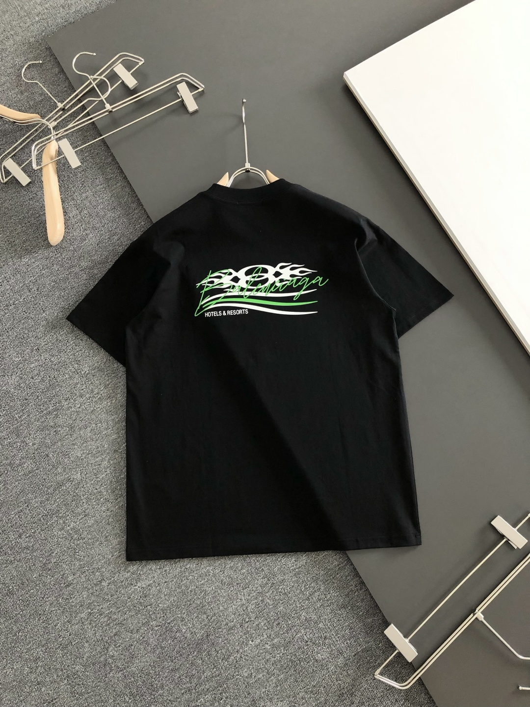 BAL 2026SS早春新款圆领T恤，定织定染纯棉300克重洗水面料，做工精细。男女同款宽松落肩版型，时