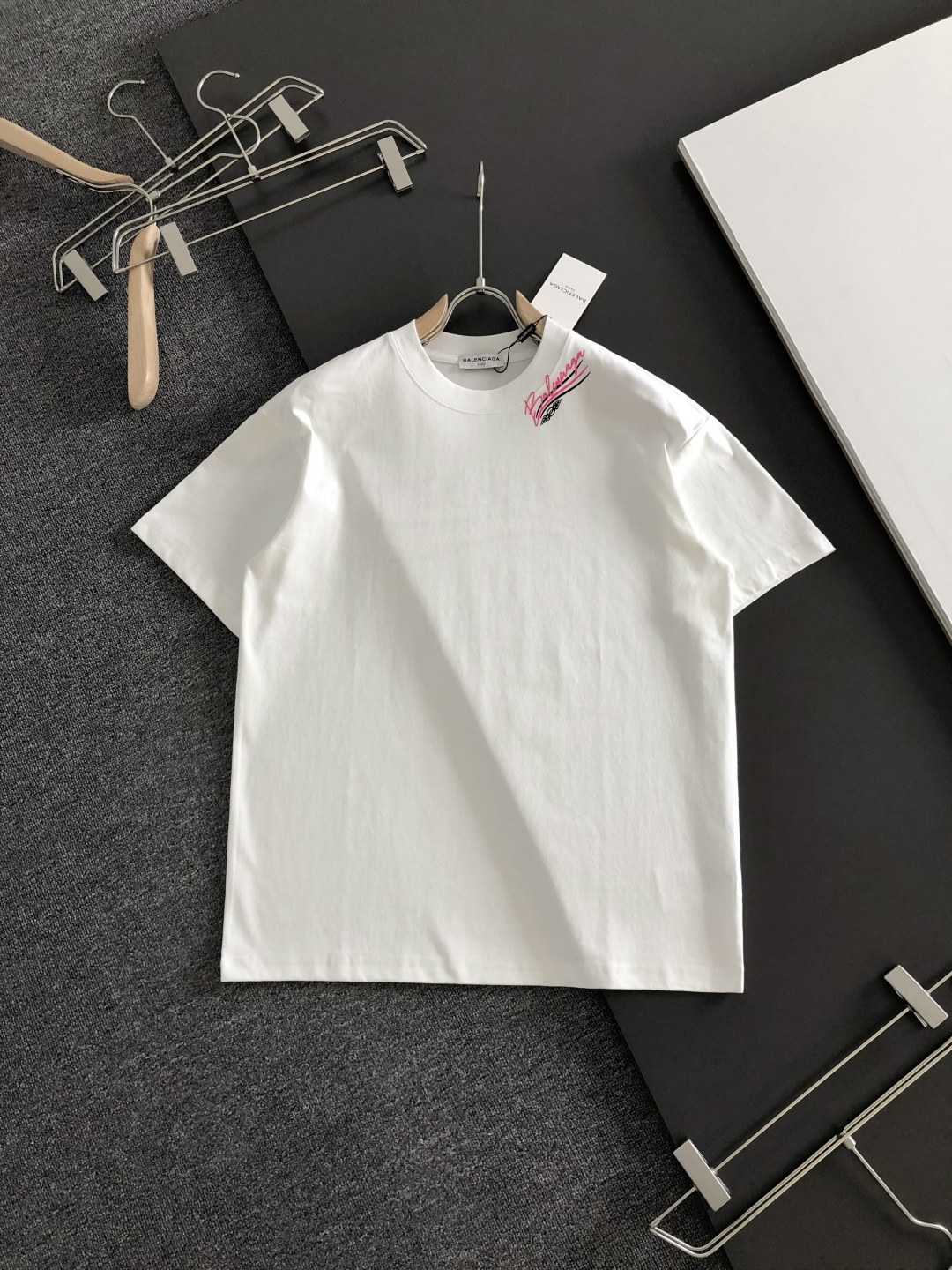 NO:733840,BAL 2026SS early spring new round-neck T-shirt, custom-woven and dyed pure cotton 300g heavy-washed fabric, fine workmanship. Same style for men and women, loose off-shoulder version, fashionable and elegant. Sizes S-XXXL, tees, t-shirt,19860909BAL 2026SS早春新款圆领T恤,定织定染纯棉300克重洗水面料,做工精细.男女同款宽松落肩版型,时尚大气.尺码S-XXXL,,tees，t-shirt,,Men's clothing