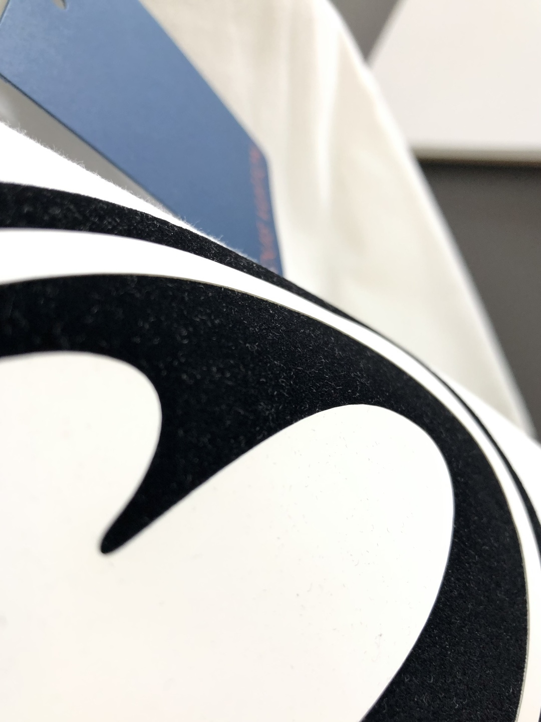 1V 2026SS早春新款圆领T恤，定织定染纯棉300克重洗水面料，做工精细。男女同款宽松落肩版型，时尚