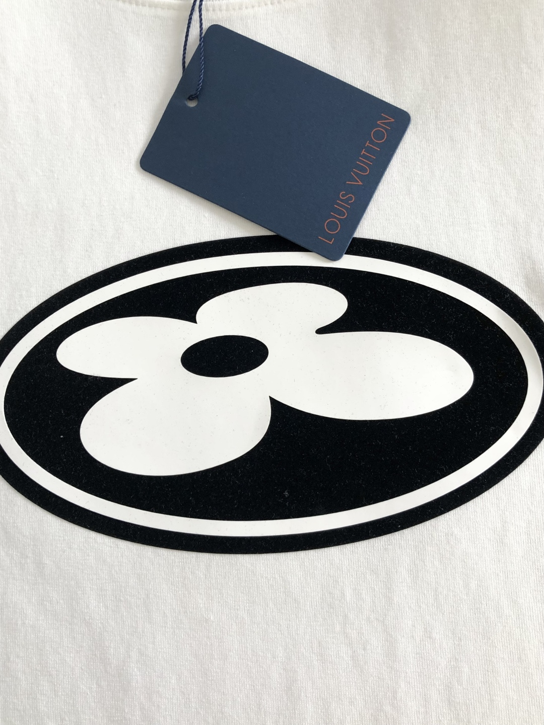 1V 2026SS早春新款圆领T恤，定织定染纯棉300克重洗水面料，做工精细。男女同款宽松落肩版型，时尚