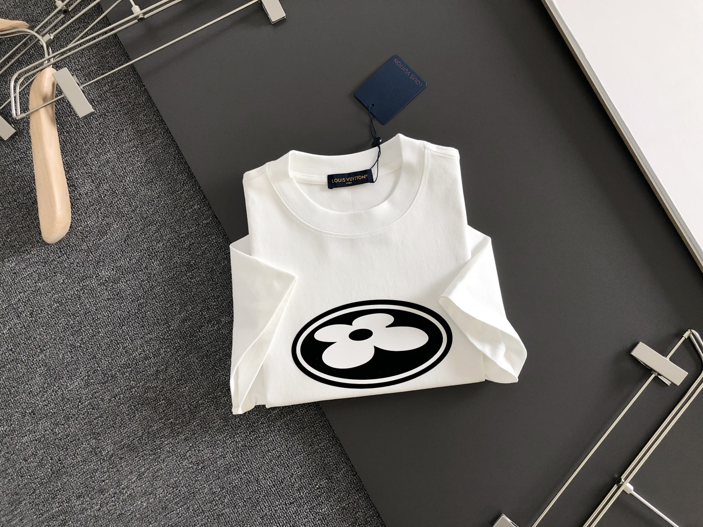 1V 2026SS早春新款圆领T恤，定织定染纯棉300克重洗水面料，做工精细。男女同款宽松落肩版型，时尚