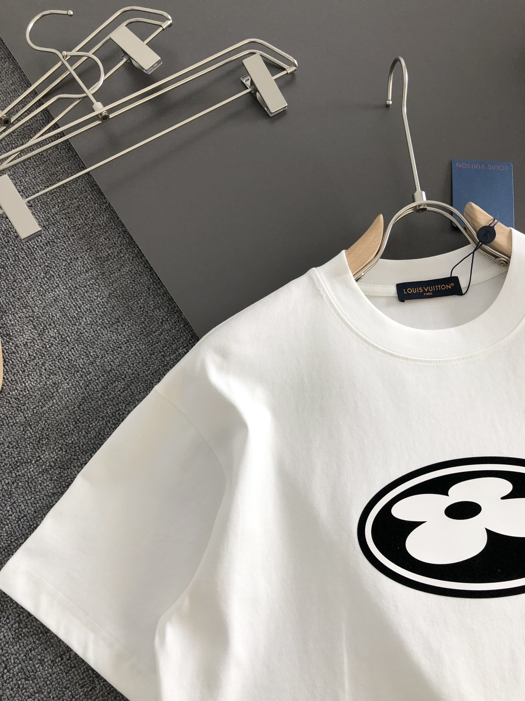 1V 2026SS早春新款圆领T恤，定织定染纯棉300克重洗水面料，做工精细。男女同款宽松落肩版型，时尚