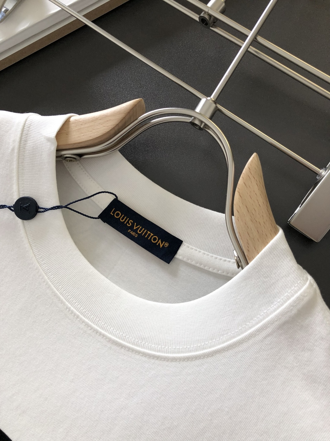 1V 2026SS早春新款圆领T恤，定织定染纯棉300克重洗水面料，做工精细。男女同款宽松落肩版型，时尚