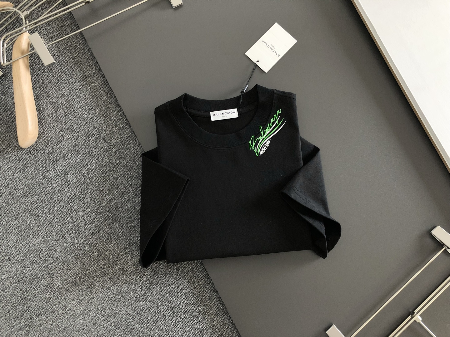 BAL 2026SS早春新款圆领T恤，定织定染纯棉300克重洗水面料，做工精细。男女同款宽松落肩版型，时