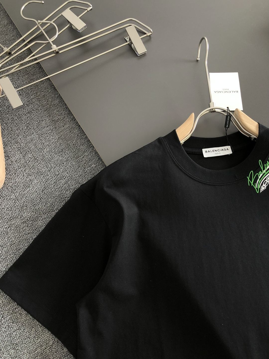 BAL 2026SS早春新款圆领T恤，定织定染纯棉300克重洗水面料，做工精细。男女同款宽松落肩版型，时