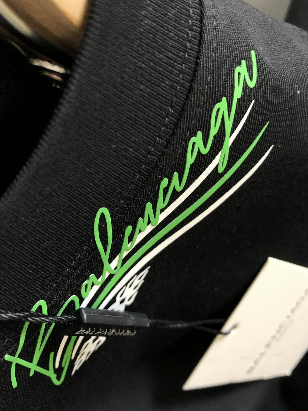 BAL 2026SS早春新款圆领T恤，定织定染纯棉300克重洗水面料，做工精细。男女同款宽松落肩版型，时