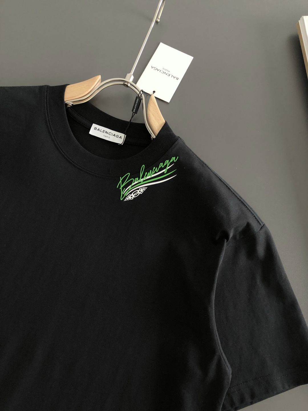 BAL 2026SS早春新款圆领T恤，定织定染纯棉300克重洗水面料，做工精细。男女同款宽松落肩版型，时