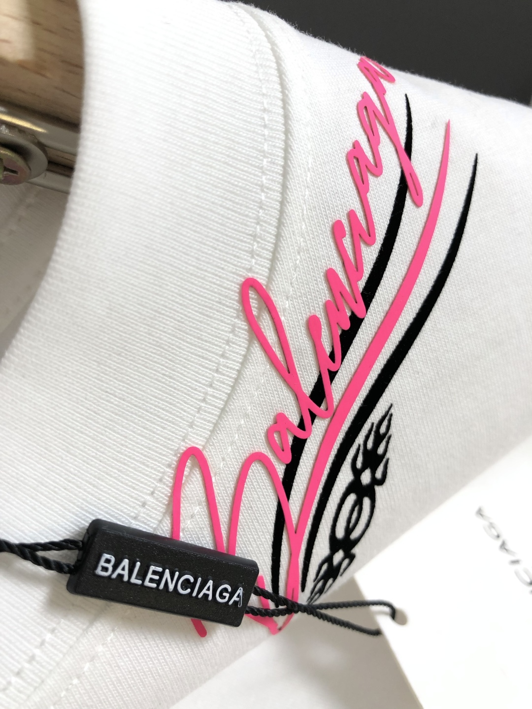 BAL 2026SS早春新款圆领T恤，定织定染纯棉300克重洗水面料，做工精细。男女同款宽松落肩版型，时