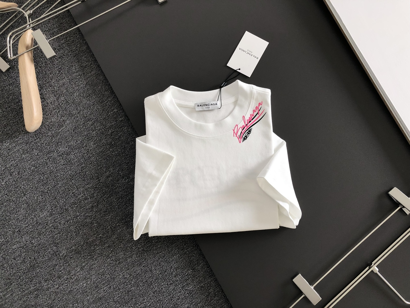 BAL 2026SS早春新款圆领T恤，定织定染纯棉300克重洗水面料，做工精细。男女同款宽松落肩版型，时