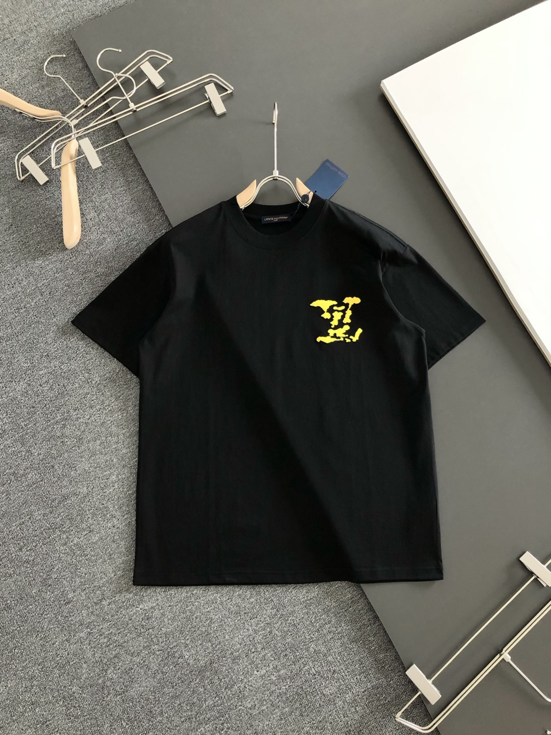 1V 2026SS早春新款圆领T恤，定织定染纯棉300克重洗水面料，做工精细。男女同款宽松落肩版型，时尚