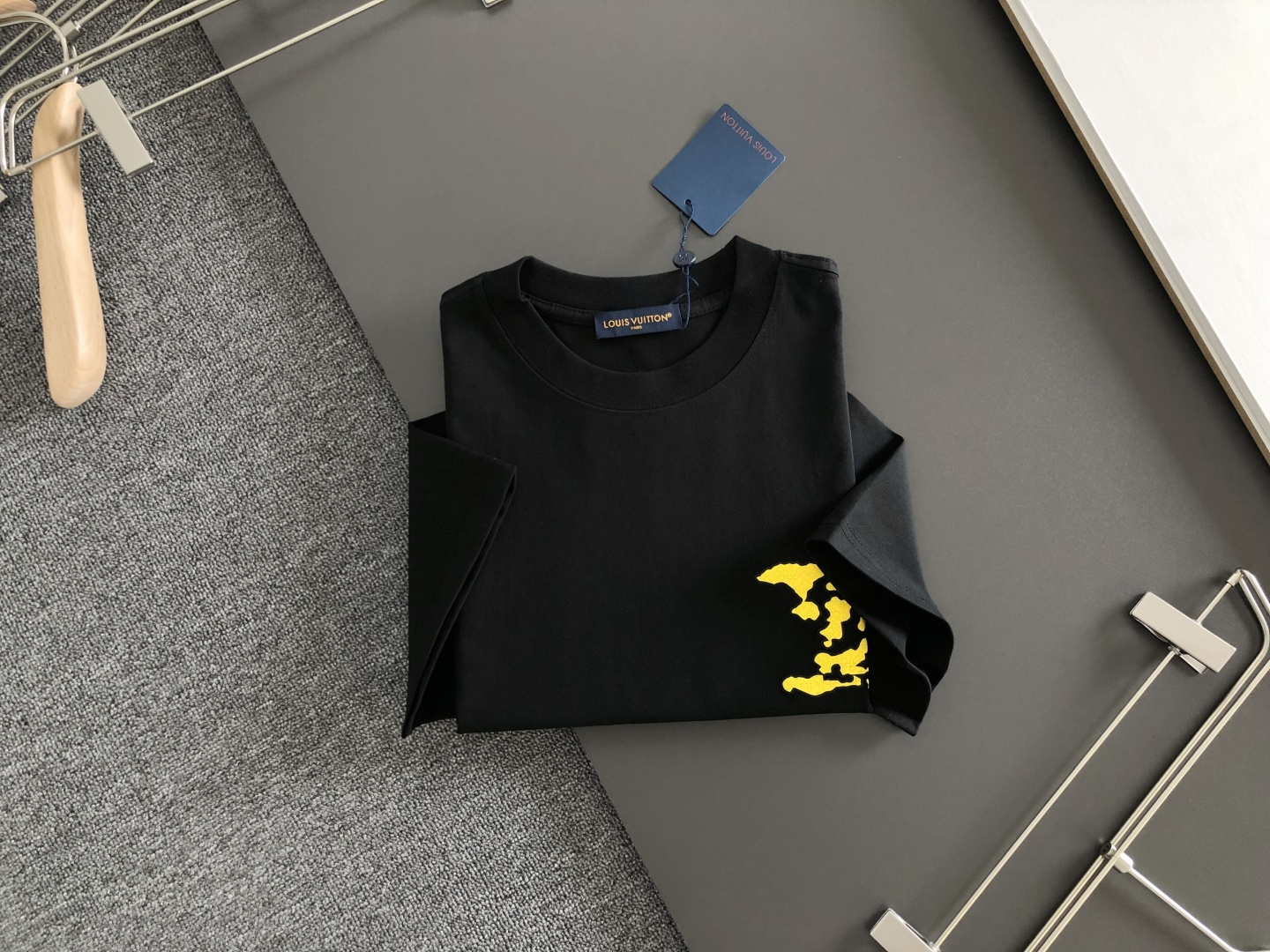 1V 2026SS早春新款圆领T恤，定织定染纯棉300克重洗水面料，做工精细。男女同款宽松落肩版型，时尚