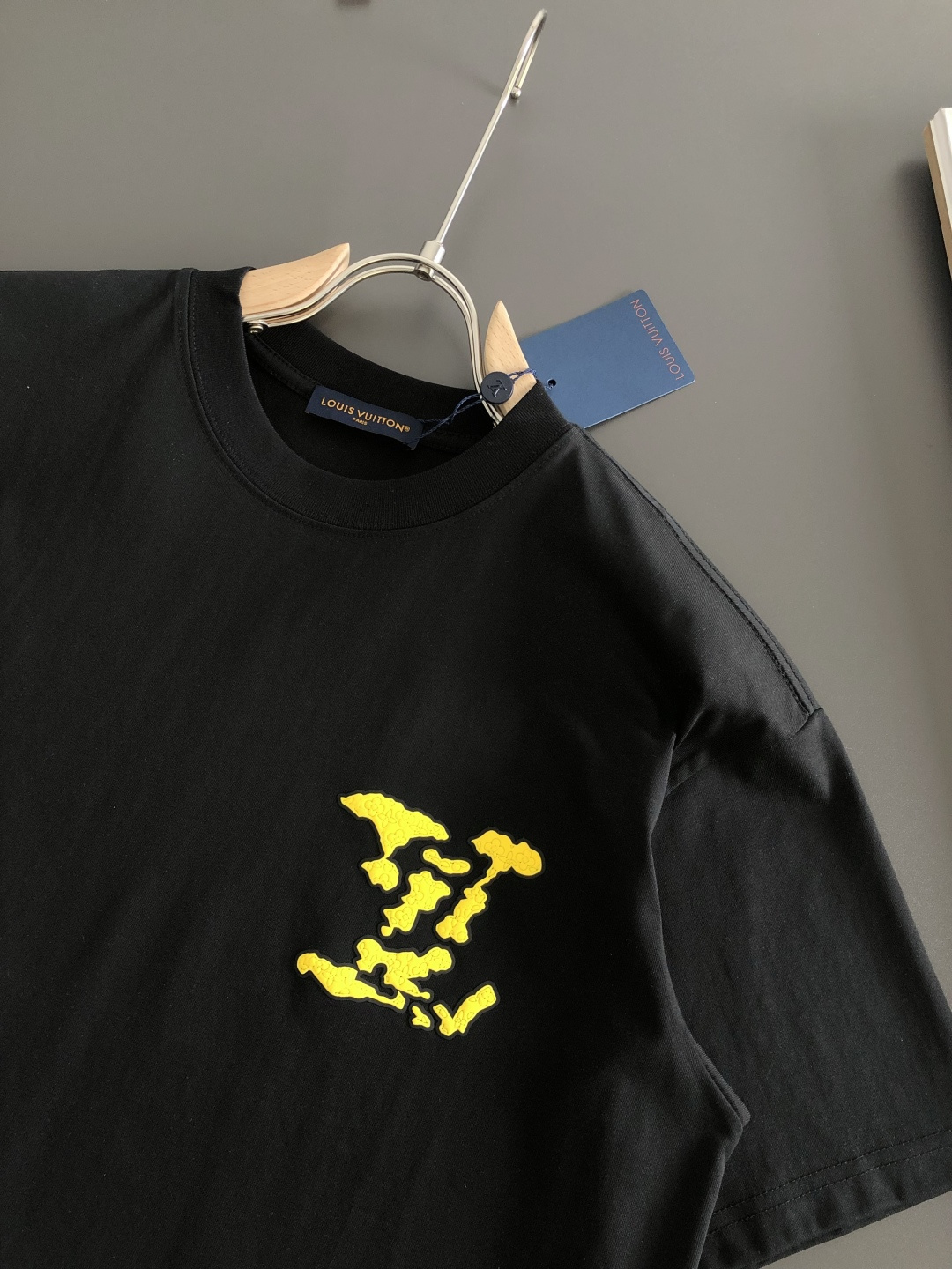 1V 2026SS早春新款圆领T恤，定织定染纯棉300克重洗水面料，做工精细。男女同款宽松落肩版型，时尚