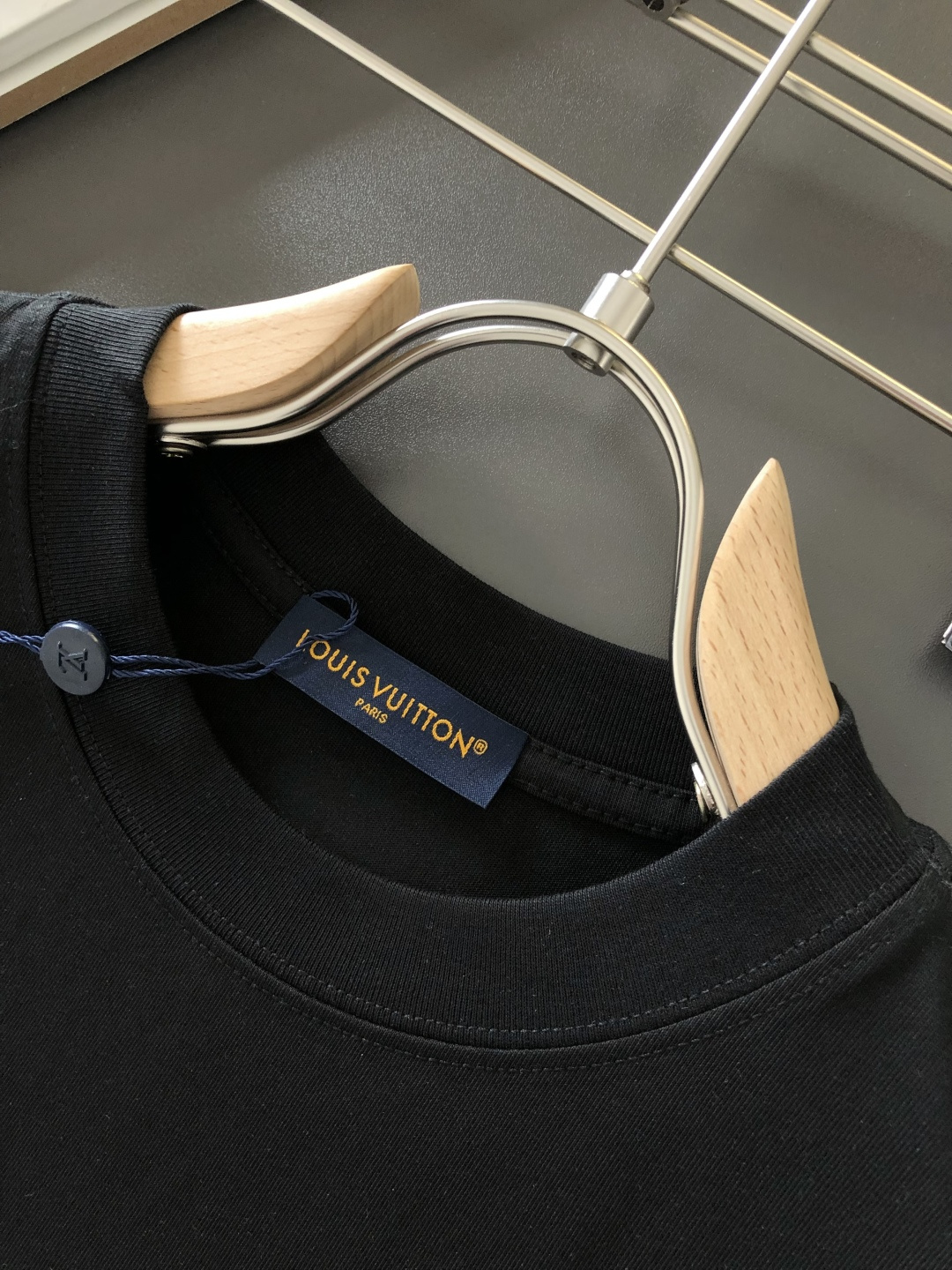 1V 2026SS早春新款圆领T恤，定织定染纯棉300克重洗水面料，做工精细。男女同款宽松落肩版型，时尚