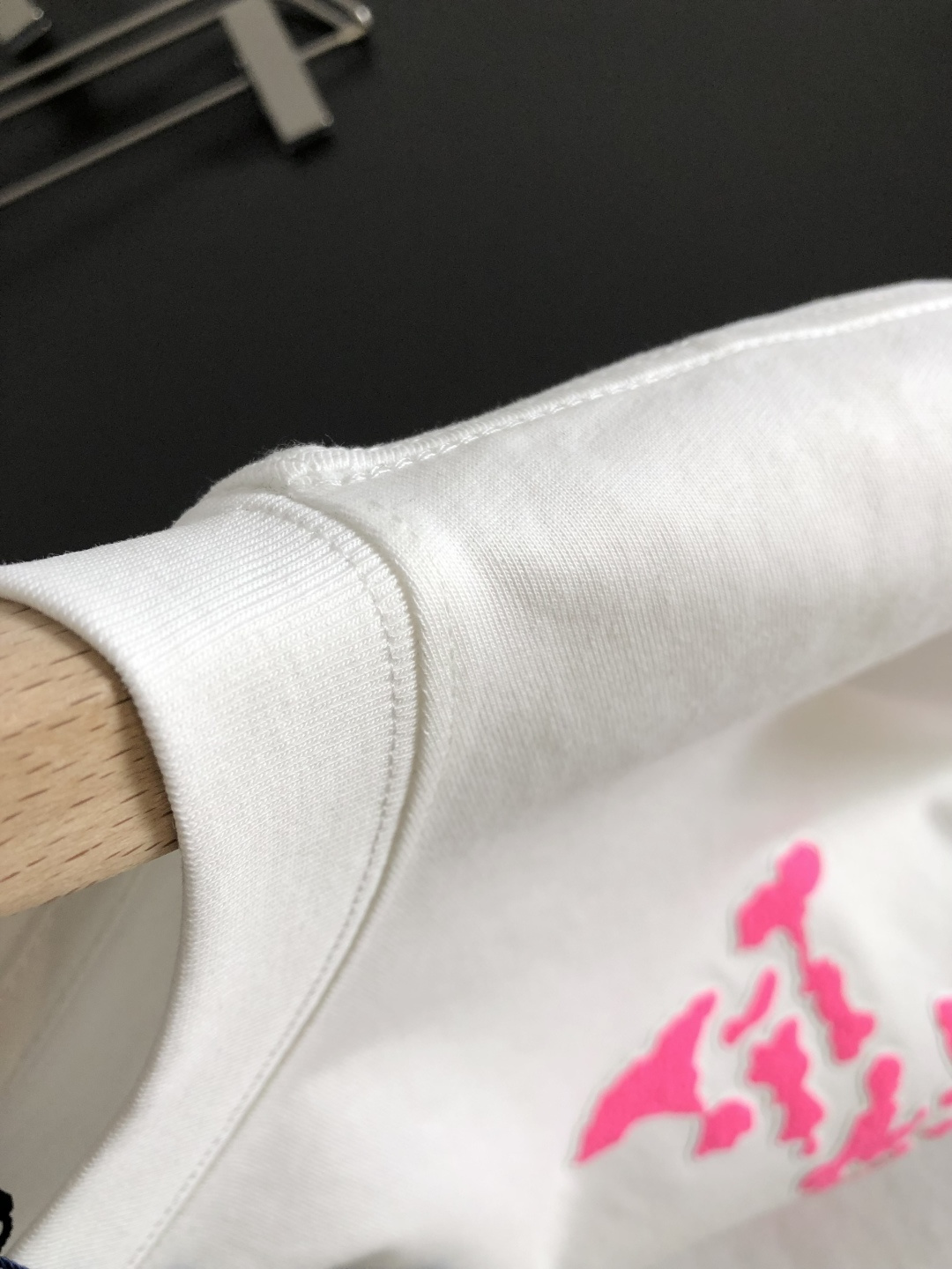 1V 2026SS早春新款圆领T恤，定织定染纯棉300克重洗水面料，做工精细。男女同款宽松落肩版型，时尚