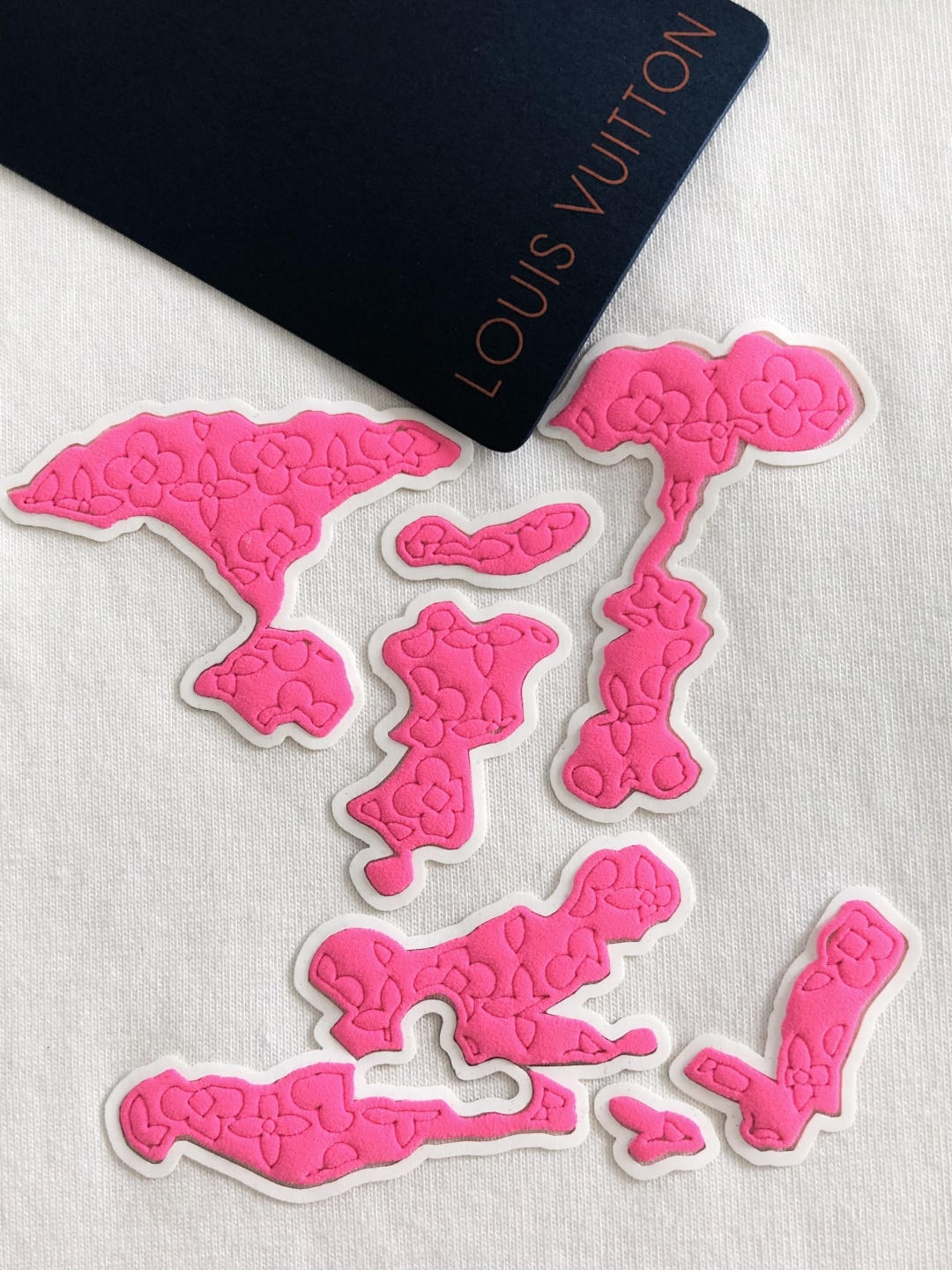 1V 2026SS早春新款圆领T恤，定织定染纯棉300克重洗水面料，做工精细。男女同款宽松落肩版型，时尚