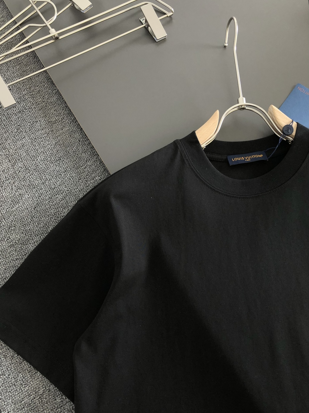 1V 2026SS早春新款圆领T恤，定织定染纯棉300克重洗水面料，做工精细。男女同款宽松落肩版型，时尚