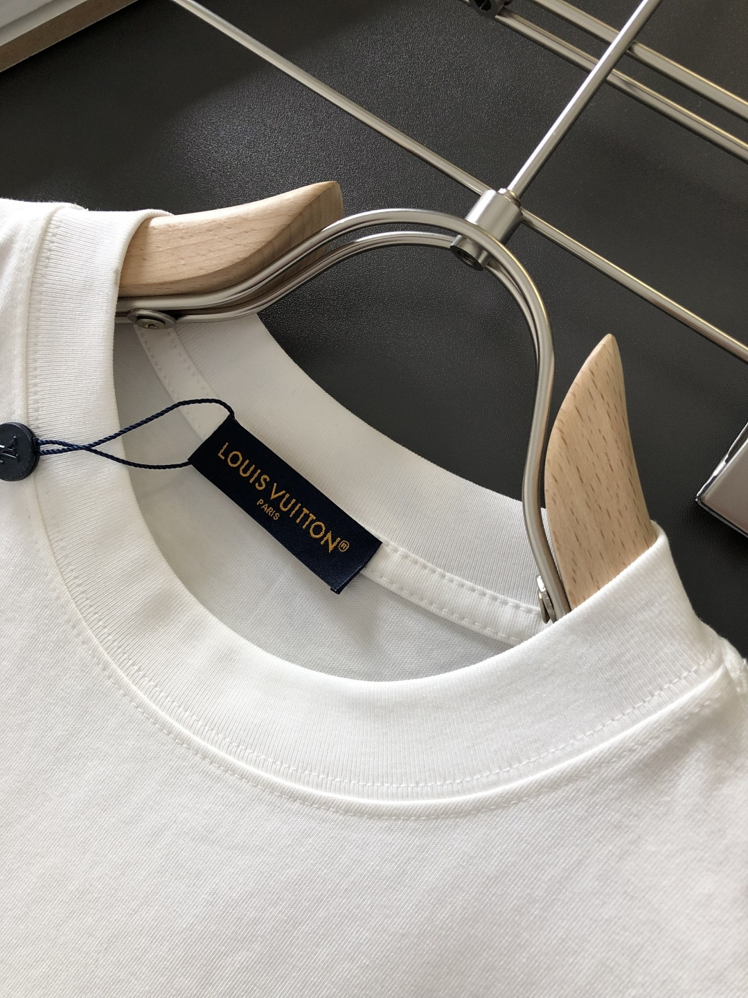 1V 2026SS早春新款圆领T恤，定织定染纯棉300克重洗水面料，做工精细。男女同款宽松落肩版型，时尚