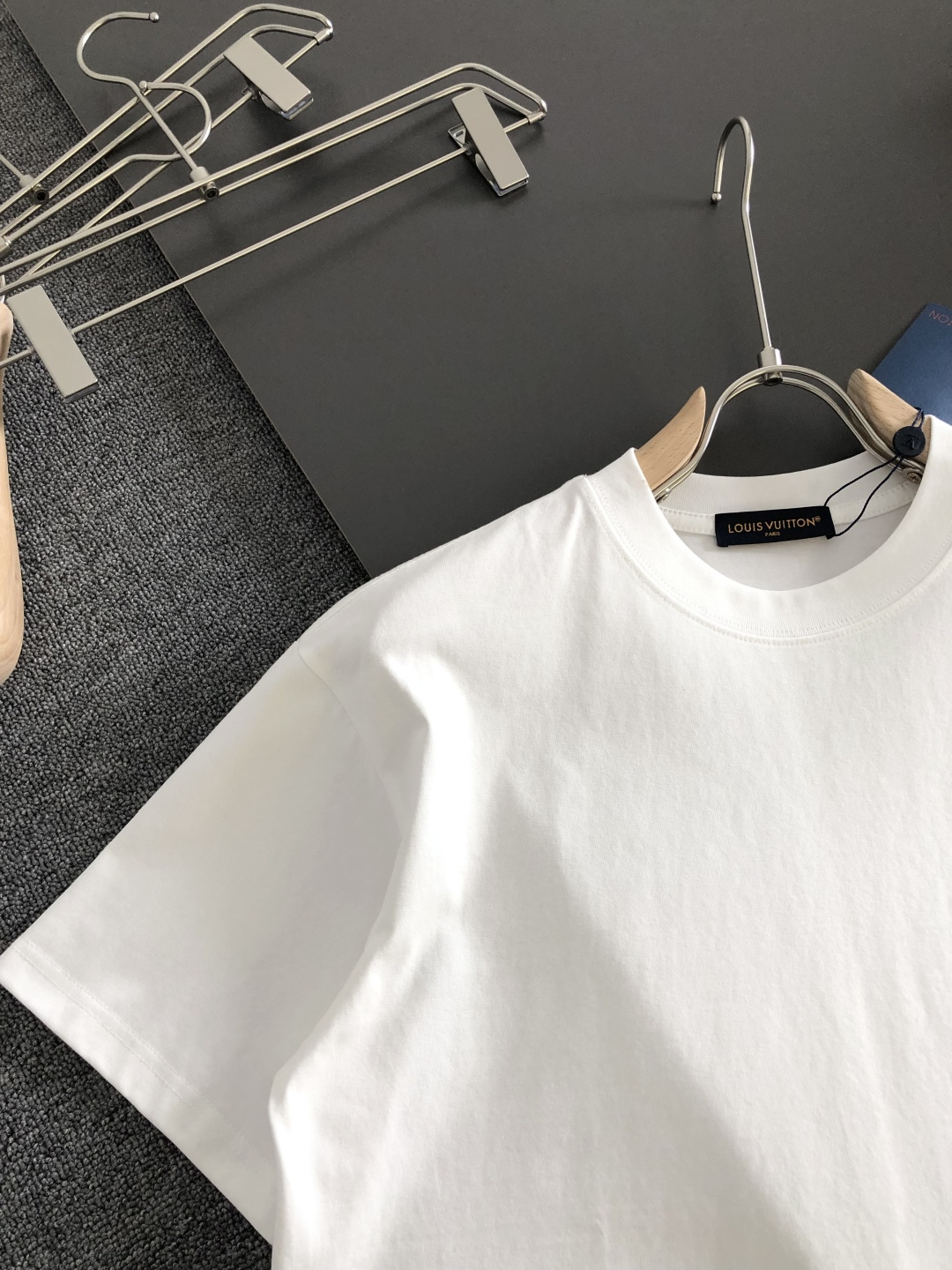 1V 2026SS早春新款圆领T恤，定织定染纯棉300克重洗水面料，做工精细。男女同款宽松落肩版型，时尚